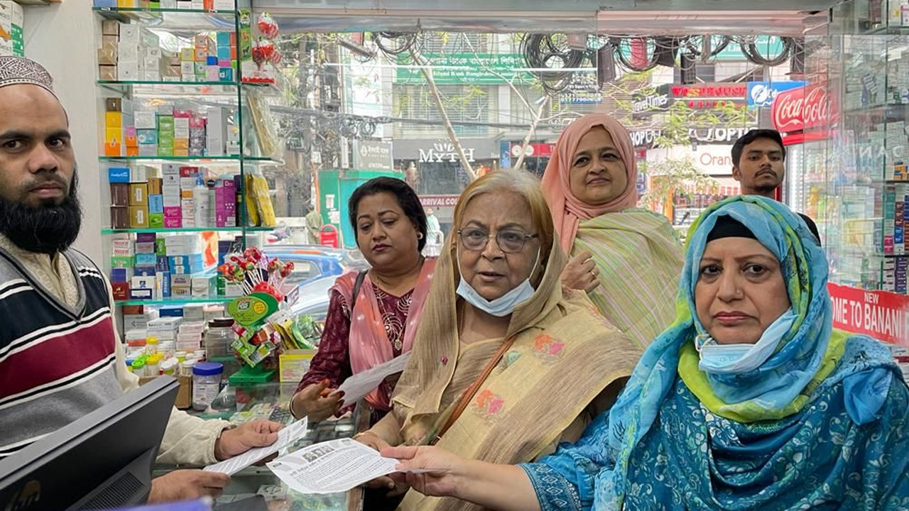 রাজধানীর গুলশানে লিফলেট বিতরণ করেছেন বিএনপির স্থায়ী কমিটির সদস্য বেগম সেলিমা রহমান। ছবি : কালবেলা