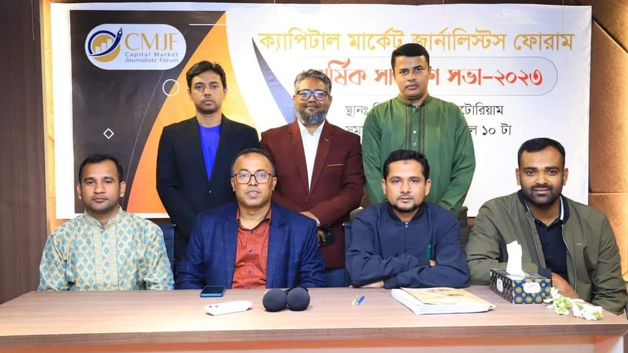 রাজধানীর পল্ট‌নে সিএমজেএফের নিজস্ব কার্যালয়ে সদস্যরা। ছবি : কালবেলা