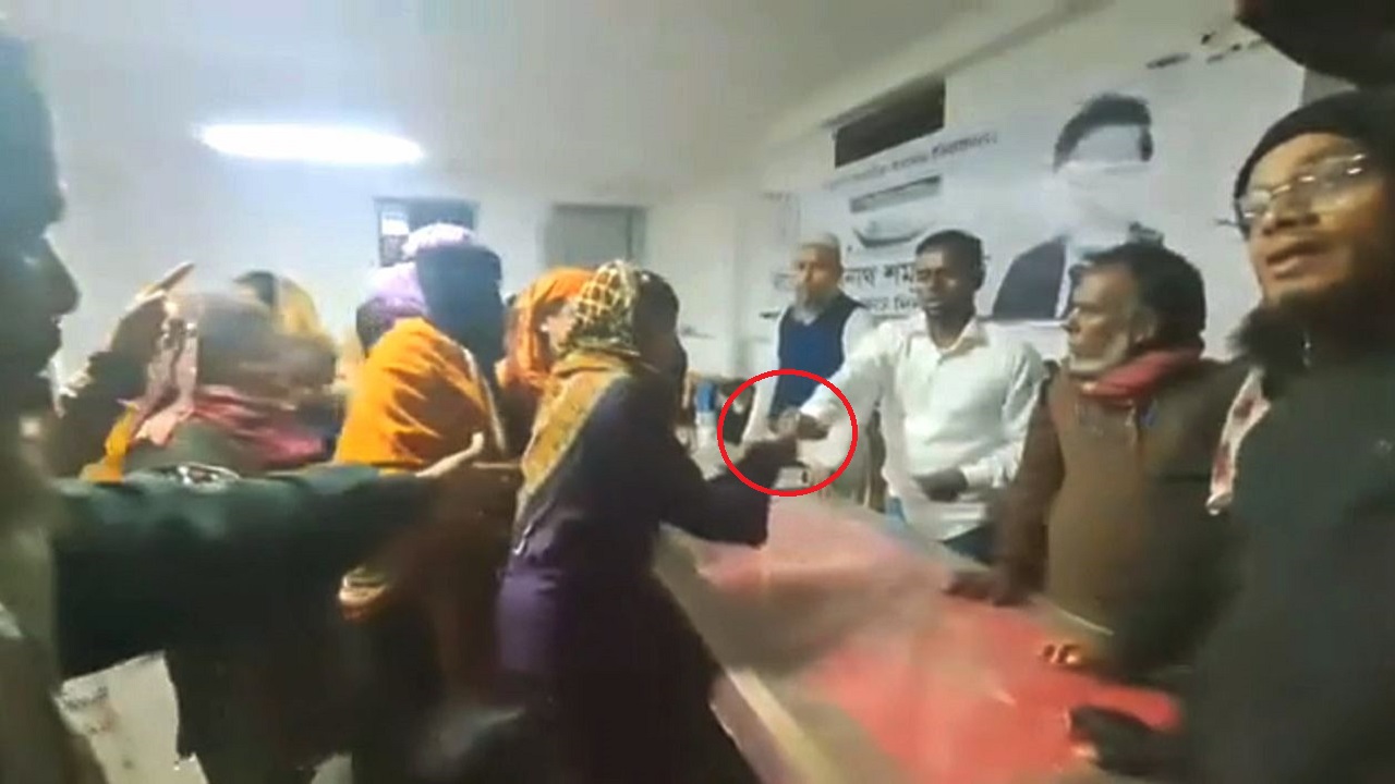 ভোটারদের মাঝে টাকা বিতরণ করছেন প্যানেল মেয়র হাবিব। ছবি : ভিডিও থেকে স্ক্রিনশট