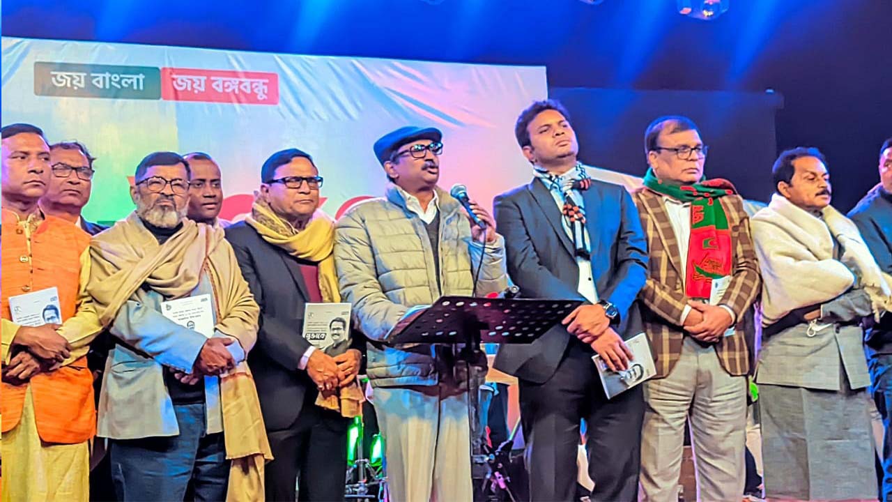 পঞ্চগড় বীর মুক্তিযোদ্ধা সিরাজুল ইসলাম স্টেডিয়ামে সমাবেশে ইশতেহার ঘোষণা করেন পঞ্চগড়-১ আসনের আ.লীগ প্রার্থী নাঈমুজ্জামান ভূঁইয়া মুক্তা। ছবি : কালবেলা