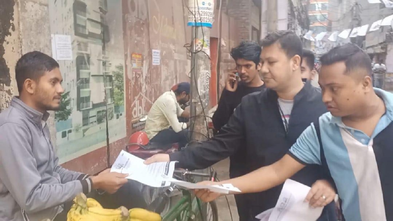 ভোটদানে বিরত থাকতে পল্টন এলাকায় লিফলেট বিতরণ করেছেন ছাত্রদলের নেতাকর্মীরা। ছবি : কালবেলা