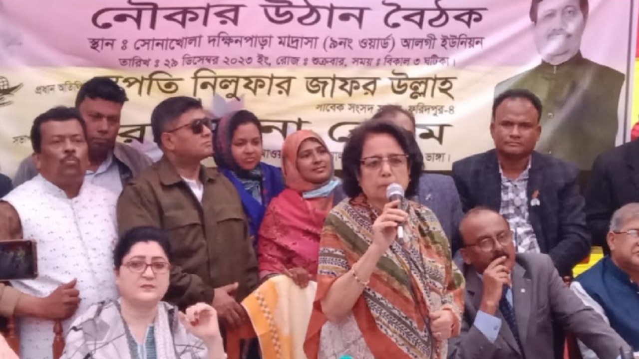 আলগি ইউনিয়নের সোনাখোলা গ্রামে এক নির্বাচনী উঠান বৈঠকে কথা বলেন সাবেক এমপি নিলুফার জাফর উল্লাহ। ছবি : কালবেলা