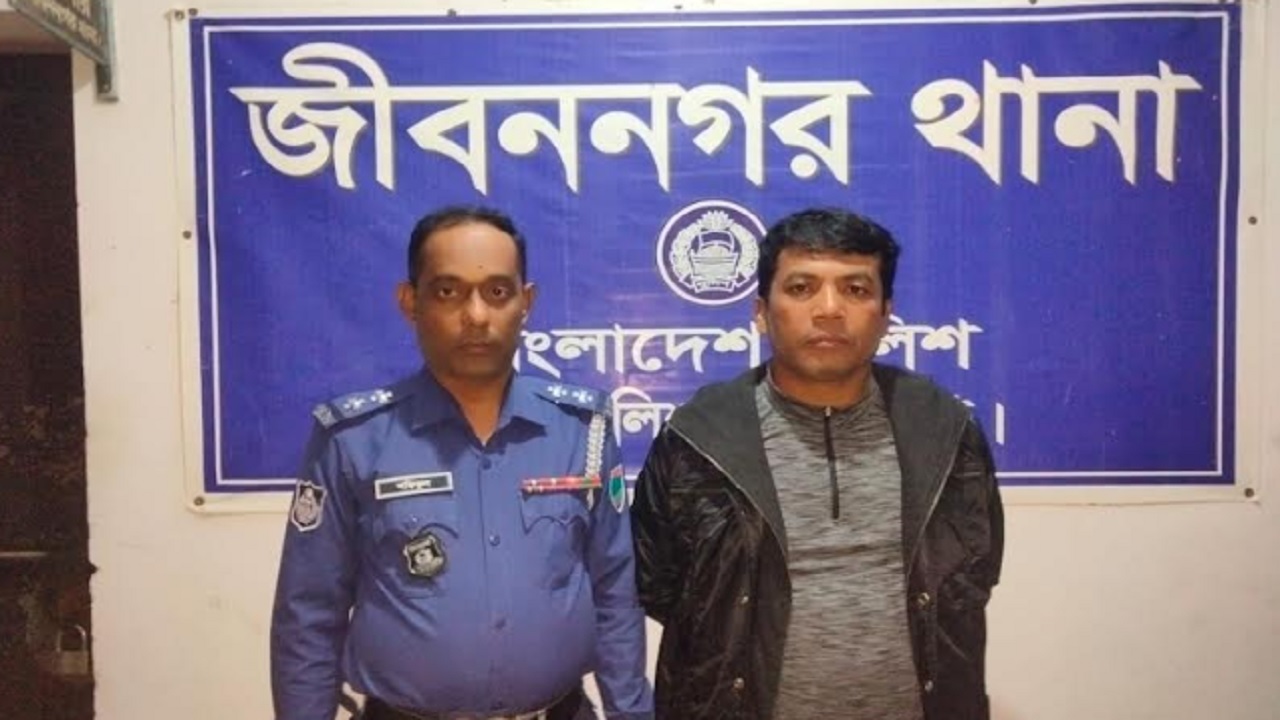 চুয়াডাঙ্গায় লিফলেট বিতরণের সময় উপজেলা স্বেচ্ছাসেবক দলের নেতা গ্রেপ্তার। ছবি : কালবেলা 
