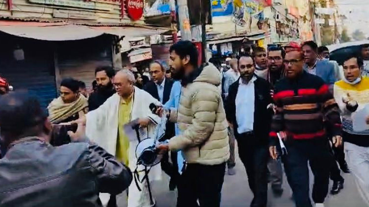 দ্বাদশ সংসদ নির্বাচনে ভোট বর্জন এবং অসহযোগ আন্দোলনের জনমত তৈরি করতে লিফলেট বিতরণ করছেন রুহুল কবির রিজভী ও দলের অন্যান্য নেতাকর্মীরা। ছবি : সংগৃহীত