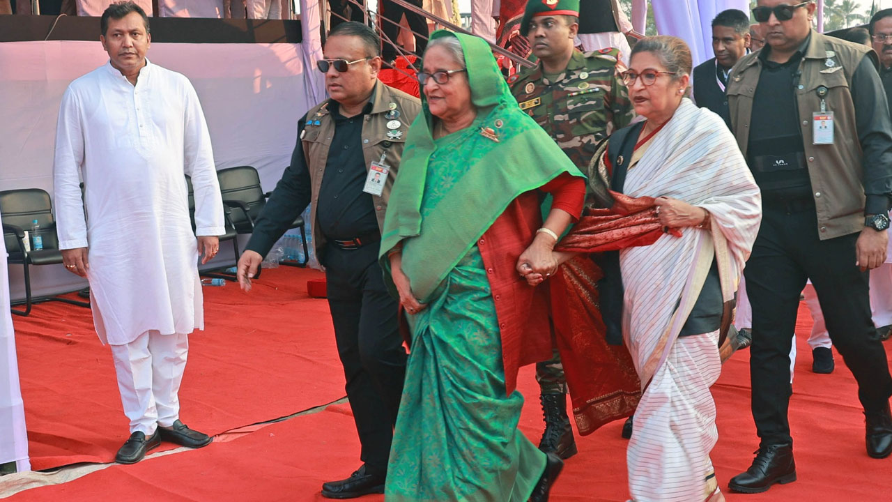 প্রধানমন্ত্রী ও আওয়ামী লীগ সভাপতি শেখ হাসিনা ও শেখ রেহানা। ছবি : সংগৃহীত