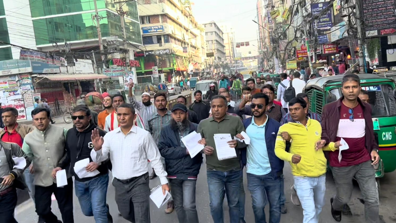 রাজধানীতে লিফলেট বিতরণ করেছে যুবদল। ছবি : কালবেলা