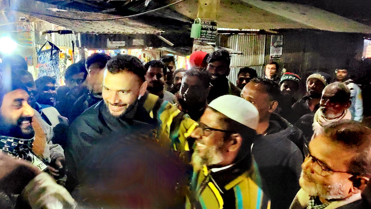 লোহাগড়া উপজেলার লক্ষ্মীপাশা খেয়াঘাট এলাকায় নৌকা প্রার্থী মাশরাফী বিন মোর্ত্তজা ও স্বতন্ত্র প্রার্থী ফয়জুল আমির লিটুকে একসঙ্গে দেখা যায়। ছবি : কালবেলা