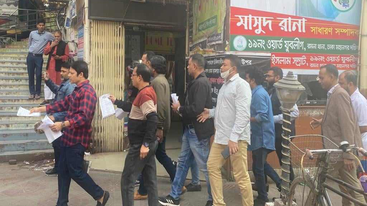 অসহযোগ আন্দোলনের পক্ষে জনমত গড়তে রাজধানীতে গণসংযোগ ও লিফলেট বিতরণ করেছেন জাতীয়তাবাদী ছাত্রদলের সাবেক নেতারা। ছবি : কালবেলা