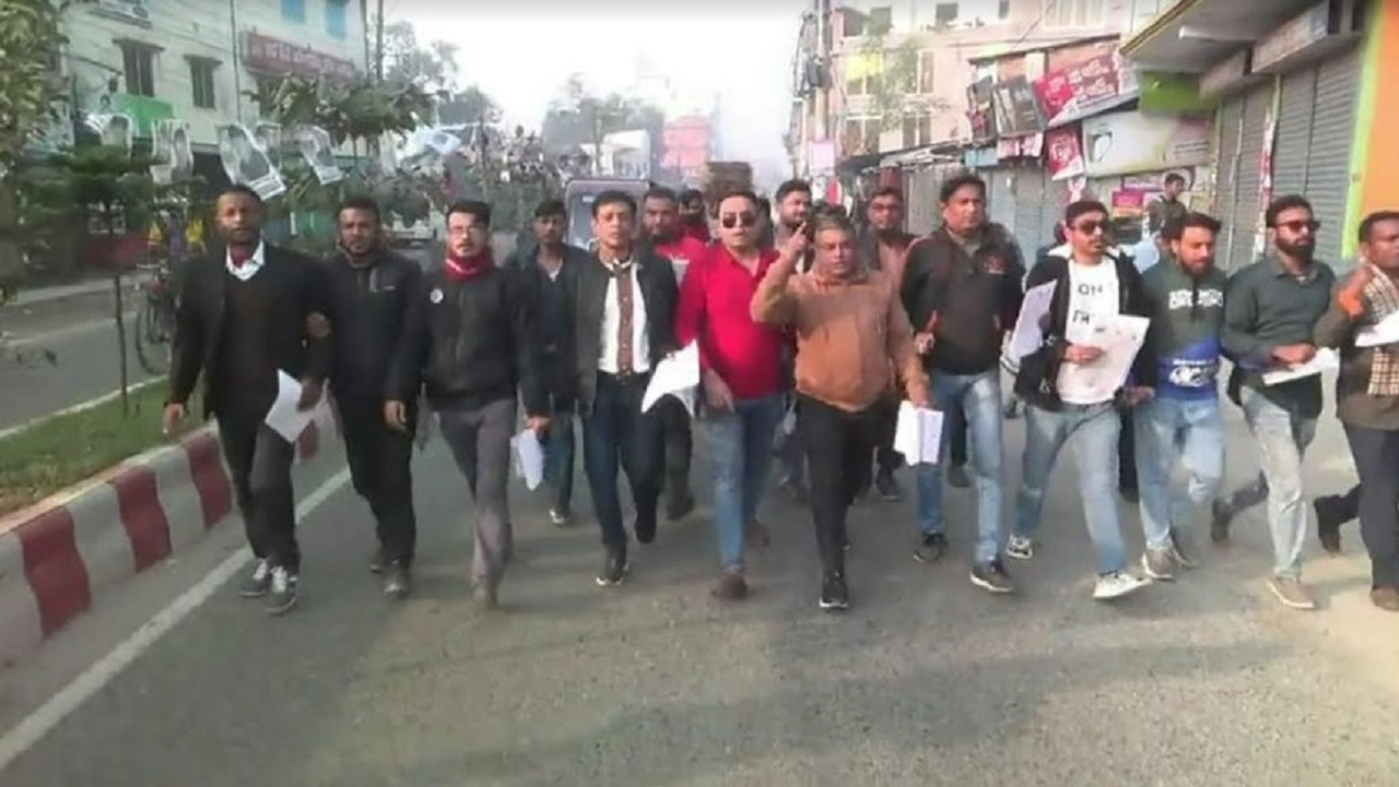 কেন্দ্রীয় কর্মসূচির অংশ হিসেবে নাটোরে বিএনপি বিক্ষোভ মিছিল, সমাবেশ ও লিফলেট বিতরণ করেছে। ছবি : কালবেলা