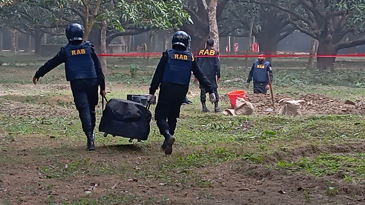 ককটেল নিষ্ক্রিয় করে র‍্যাবের বোমা নিষ্ক্রিয় দল। ছবি : কালবেলা