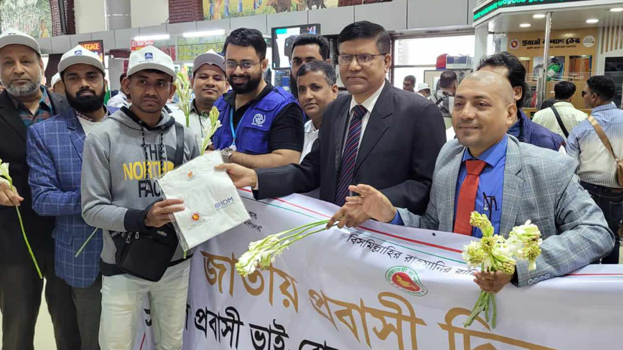শাহজালাল বিমানবন্দরে ৫০০ প্রবাসী কর্মীদের ফুলেল সংবর্ধনা দেওয়া হয়েছে। ছবি : কালবেলা