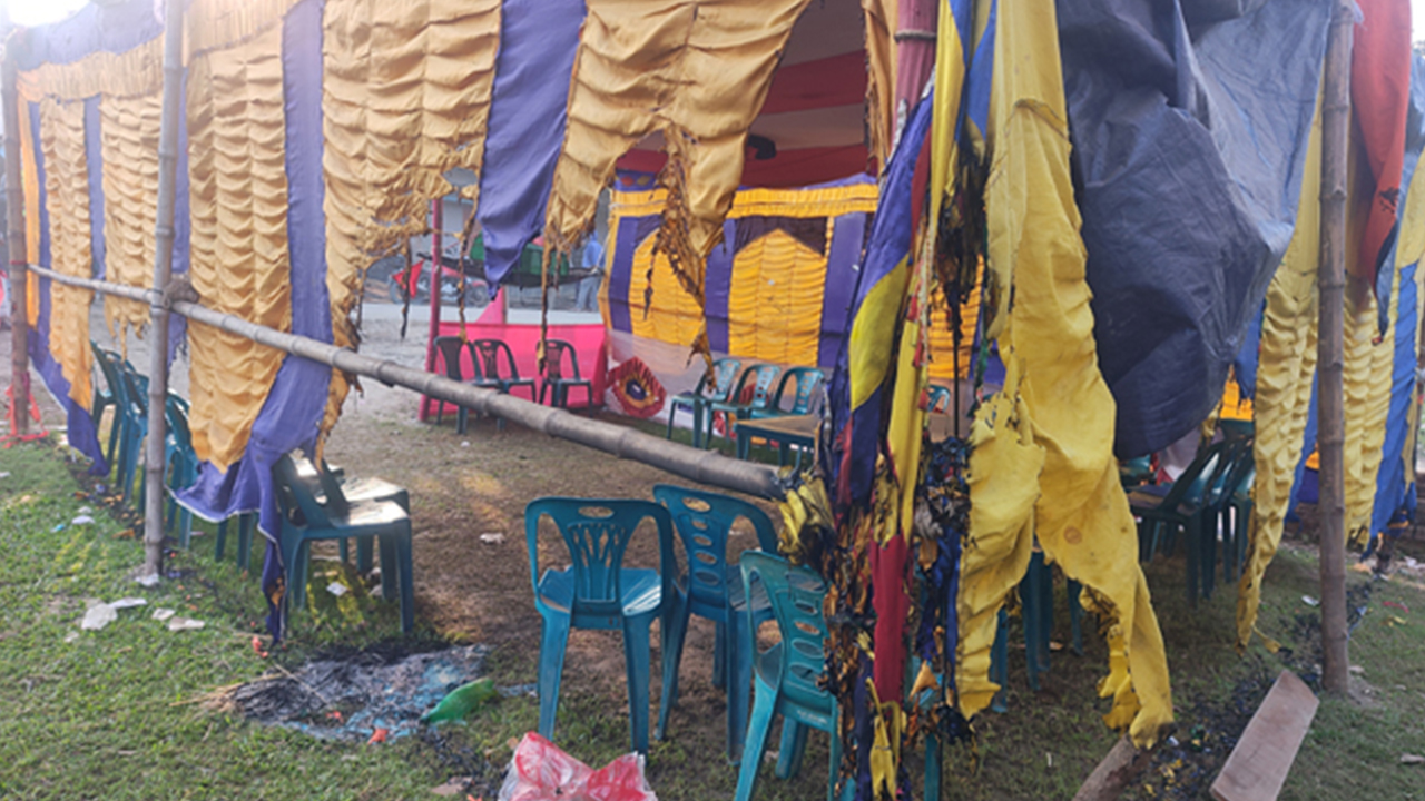 কুষ্টিয়ার কুমারখালীর লাহিনীপাড়ায় নৌকার অস্থায়ী কার্যালয় পুড়ানো হয়েছে। ছবি : কালবেলা