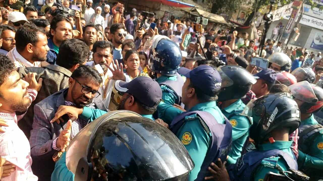 পুলিশি বাধায় গণঅধিকার পরিষদের কফিন মিছিল পণ্ড হয়ে যায়। ছবি : কালবেলা