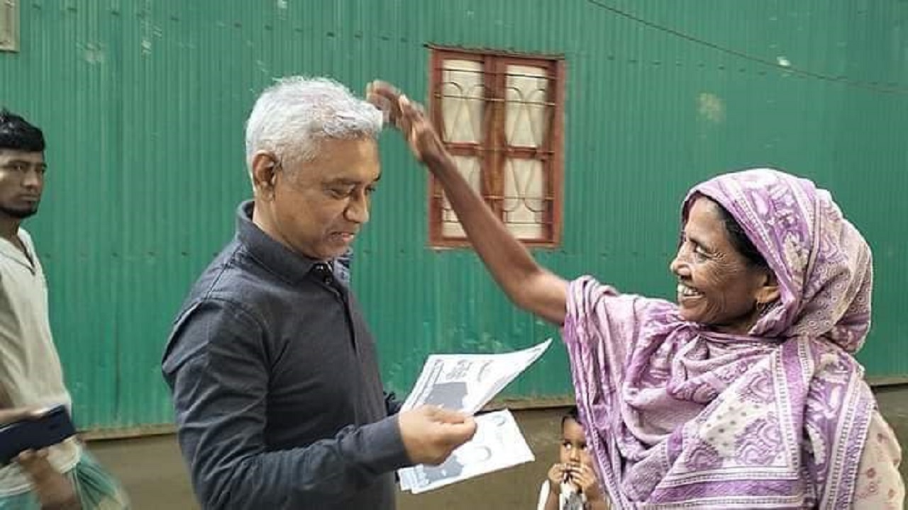 ভোটারদের দ্বারে দ্বারে আবু জাফর মোহাম্মদ শফিউদ্দিন শামীম। ছবি : কালবেলা