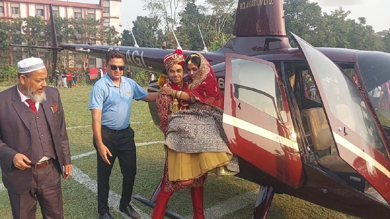 হেলিকপ্টার থেকে বউ নিয়ে নামছেন ইতালি প্রবাসী। ছবি : কালবেলা