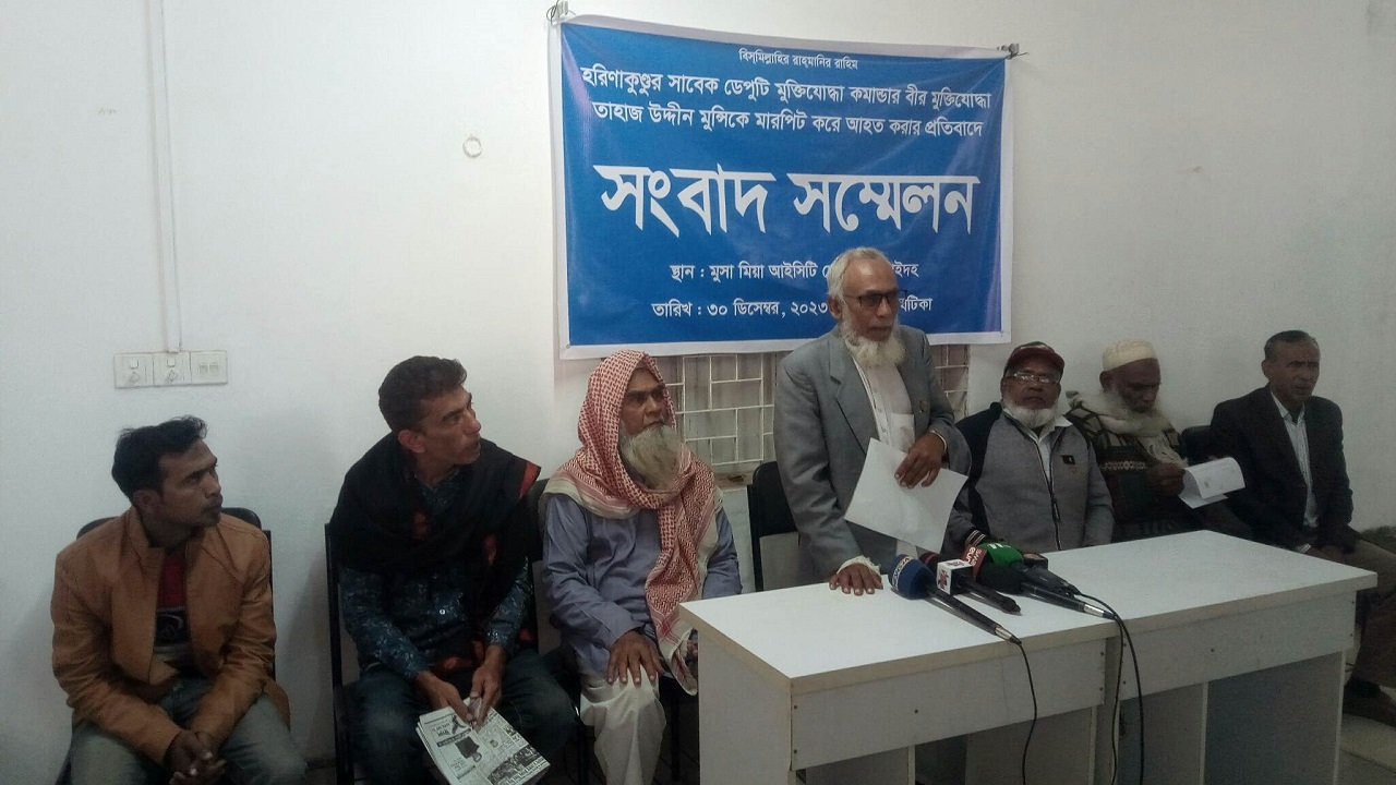 চাঁদপুর ইউনিয়ন আ.লীগ নেতা রাশিদের বিরুদ্ধে মারধরের অভিযোগে সংবাদ সম্মেলন করেন বীর মুক্তিযোদ্ধা তাহাজ উদ্দীন মুন্সি। ছবি : কালবেলা