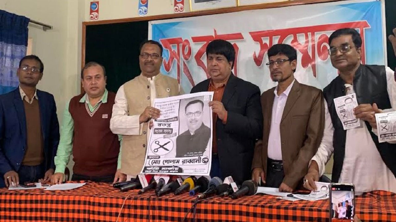 প্রতিদ্বন্দ্বী স্বতন্ত্র প্রার্থী আওয়ামী লীগ নেতা গোলাম রাব্বানীকে সমর্থন জানান আখতারুজ্জামান। ছবি : কালবেলা