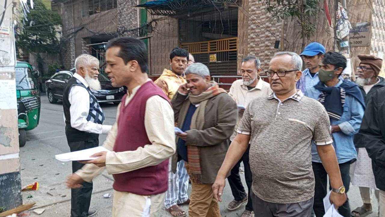 রাজধানীতে নতুন নির্বাচনের তারিখ ঘোষণা এবং বর্তমান নির্বাচন বাতিলের দাবিতে লিফলেট বিতরণ করেছে গণতান্ত্রিক বাম ঐক্য। ছবি : কালবেলা