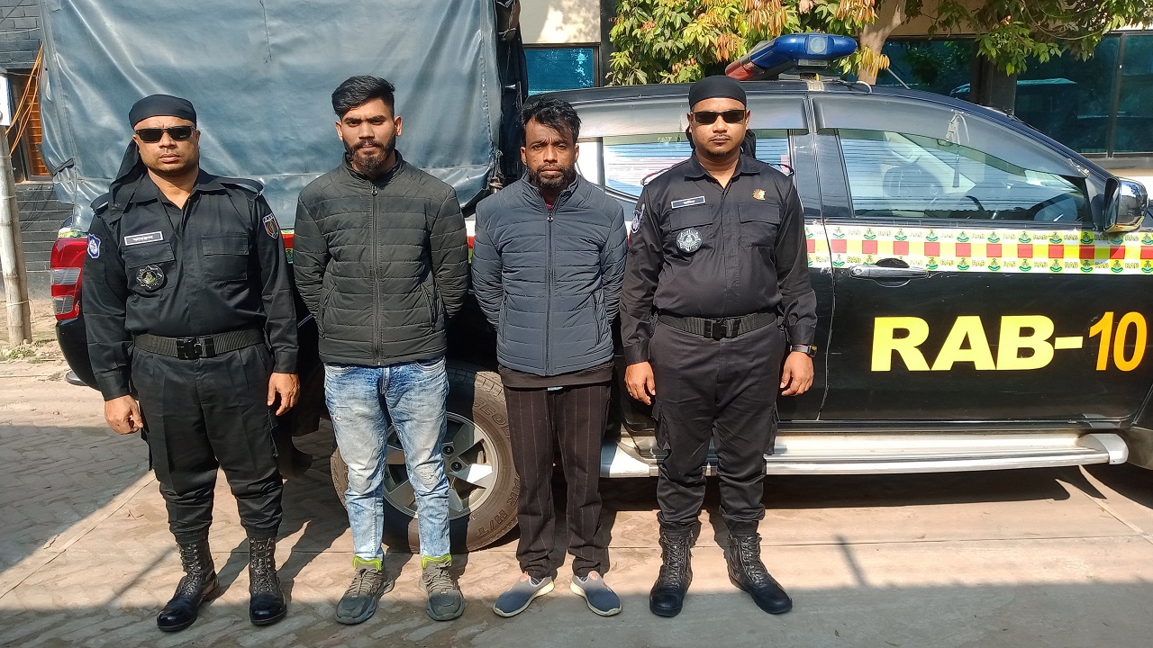 রোহিঙ্গাসহ গ্রেপ্তার দুজনকে গোয়ালন্দ ঘাট থানায় হস্তান্তর করা হয়েছে। ছবি : কালবেলা