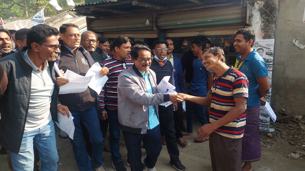 ঝিনাইদহের কালীগঞ্জে নির্বাচন বর্জন ও অসহযোগ আন্দোলন সফলে লিফলেট বিতরণ করেছেন বিএনপি ও অঙ্গ সংগঠনের নেতাকর্মীরা। ছবি : কালবেলা