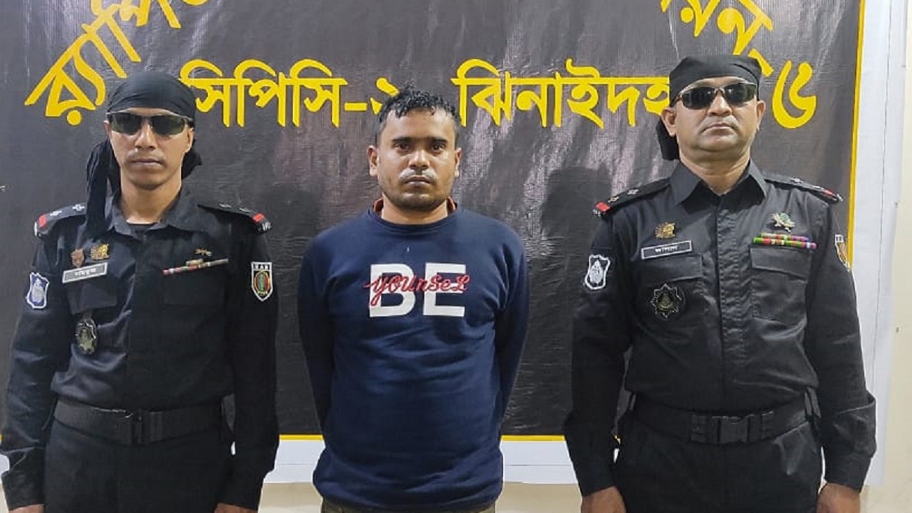 আবু সাইদকে অস্ত্র ও গুলিসহ গ্রেপ্তার করেছে র‌্যাব। ছবি : কালবেলা