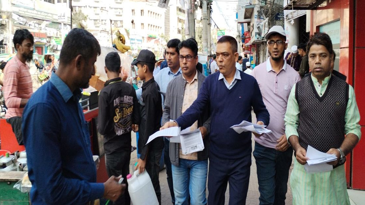 রাজধানীতে জাতীয়তাবাদী যুবদলের কেন্দ্রীয় নেতারা লিফলেট বিতরণ করেছেন। ছবি : কালবেলা