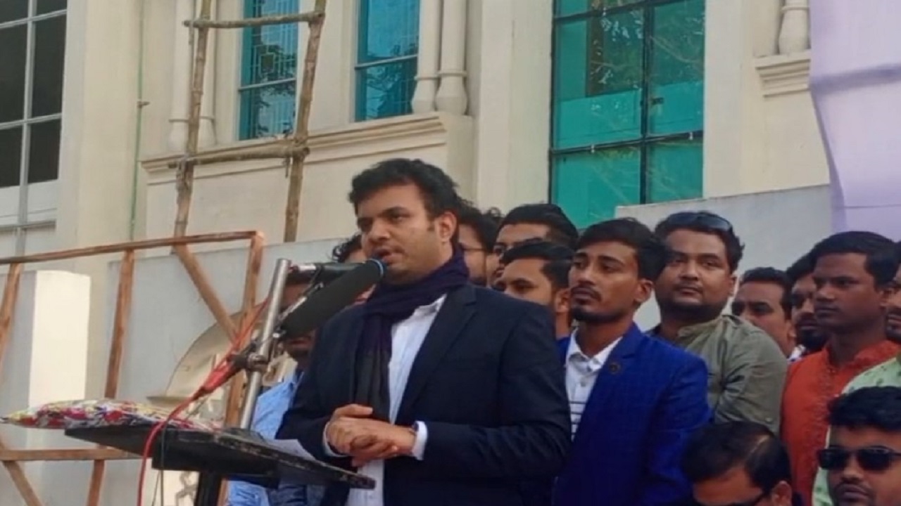 নির্বাচনী পথসভায় বক্তব্য দিচ্ছেন বাংলাদেশ ছাত্রলীগ কেন্দ্রীয় কমিটির সভাপতি সাদ্দাম হোসেন। ছবি : কালবেলা