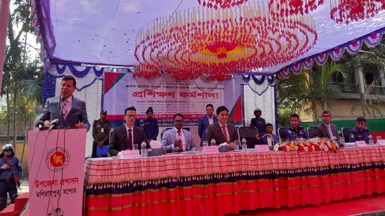 যশোরে কর্মশালায় বক্তব্য দিচ্ছেন নির্বাচন কমিশনার আহসান হাবিব খান। ছবি : কালবেলা