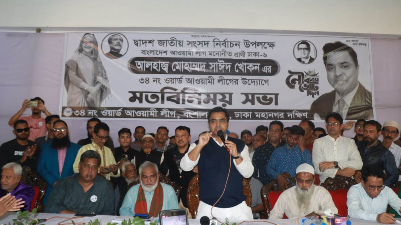 পুরান ঢাকার নাজিরাবাজারে গণসংযোগ শেষে সাংবাদিকদের সঙ্গে মতবিনিময়কালে মোহাম্মদ সাঈদ খোকন। ছবি : কালবেলা