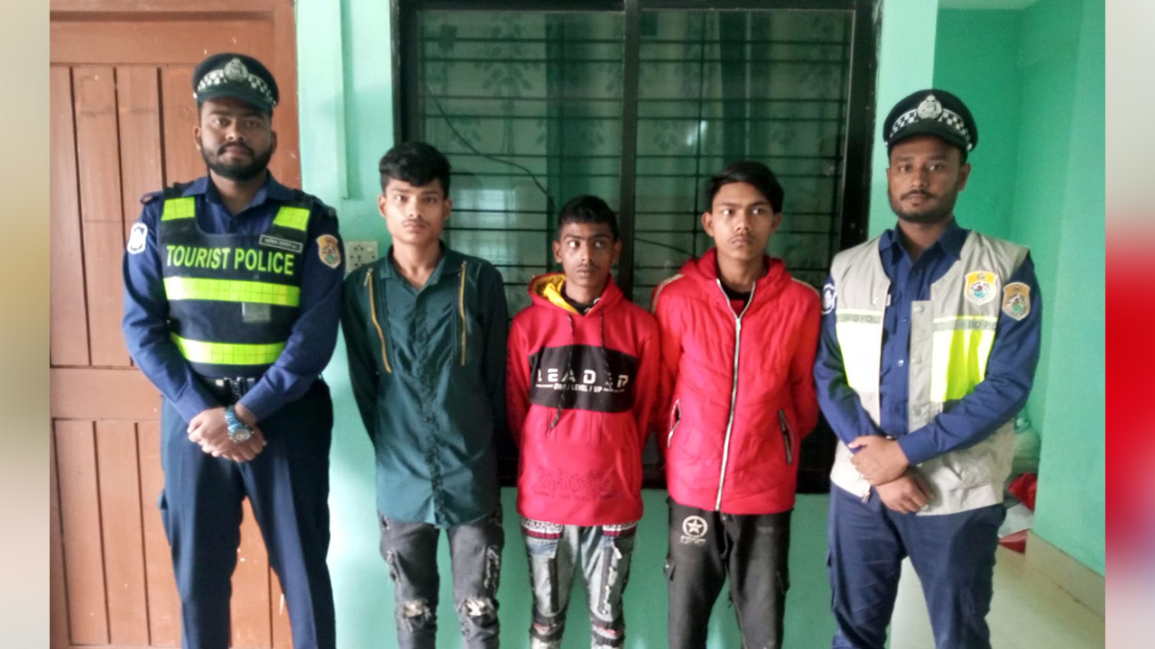 কক্সবাজার পর্যটন জোনে ছিনতাইয়ের ঘটনায় তিনজনকে গ্রেপ্তার করে ট্যুরিস্ট পুলিশ। ছবি : সংগৃহীত
