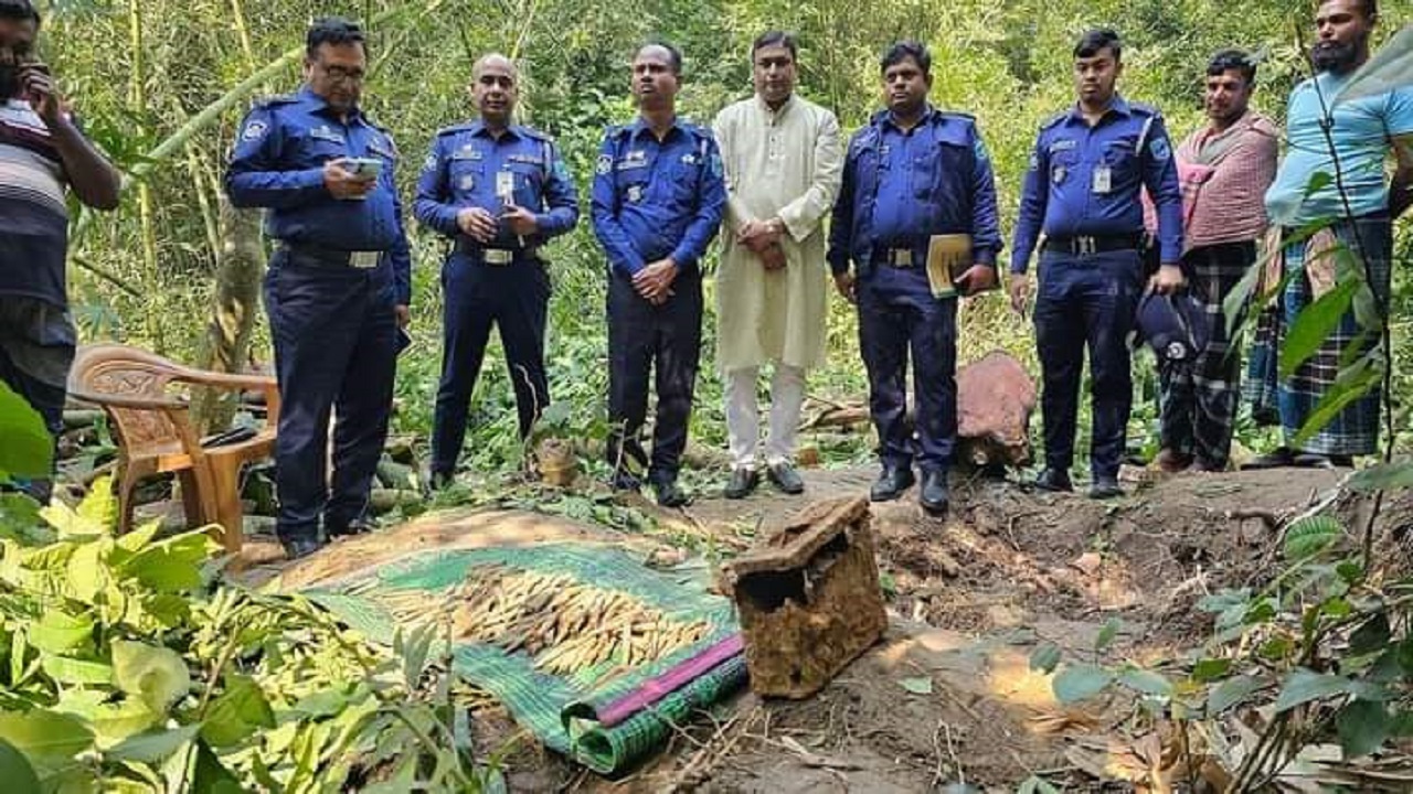 পুলিশ ঘটনাস্থলে পৌঁছে গুলি উদ্ধার করে। ছবি : কালবেলা