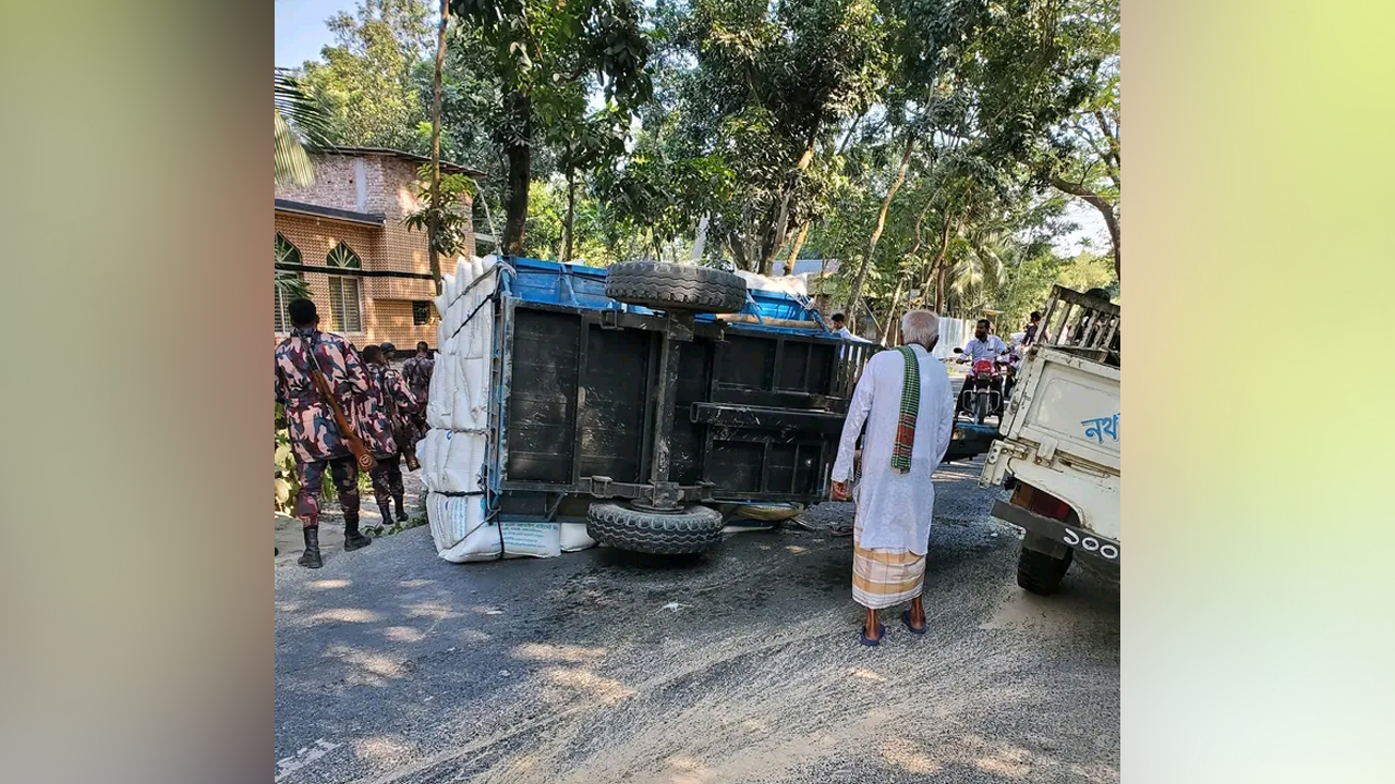 রংপুরের পীরগাছায় বিজিবির টহল গাড়ির সঙ্গে ধাক্কা লেগে উল্টে যায় লরি। ছবি : কালবেলা