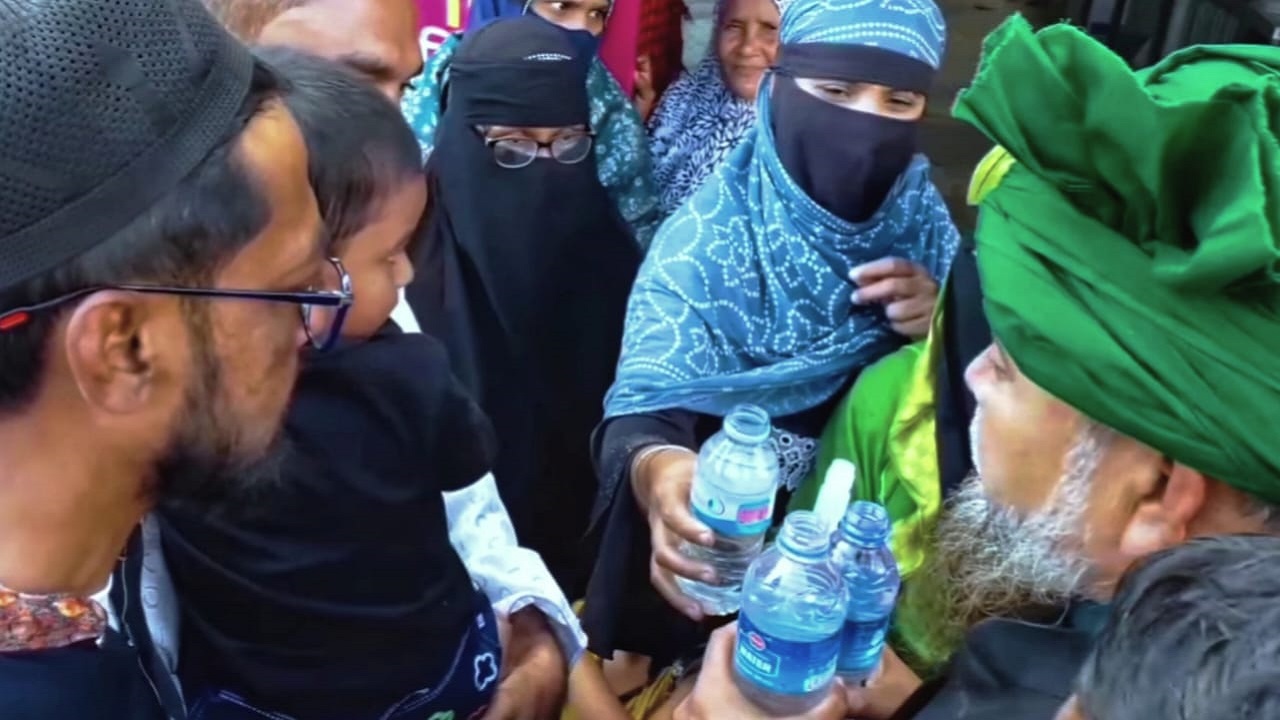 মৌলভীবাজার-২ আসনে ইসলামী ঐক্যজোটের সংসদ সদস্য প্রার্থী মাওলানা আছলাম হোছাইন রহমানী ভোটারদের ঝাড়-ফুঁক ও পানি পড়া দিয়ে আকৃষ্ট করছেন। ছবি : কালবেলা