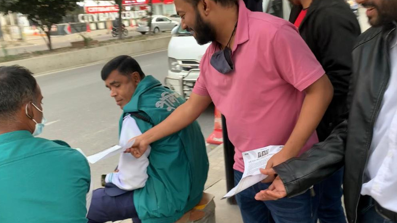 ভোট বর্জনে রাজধানীর বিভিন্ন এলাকায় লিফলেট বিতরণ করে ছাত্রদলের নেতাকর্মীরা। ছবি : কালবেলা
