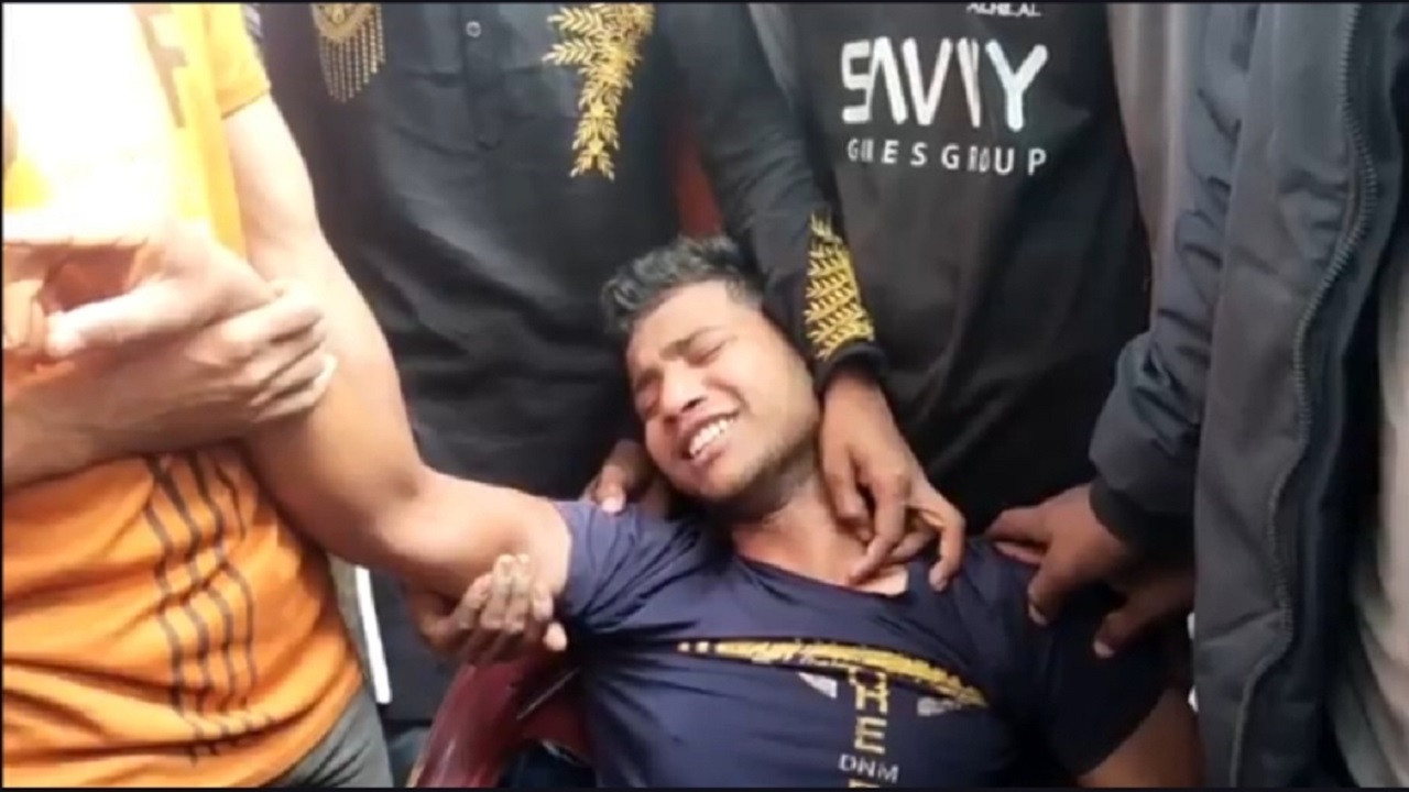 অভিযুক্ত সৎ ভাই আবু বক্কর সিদ্দিককে গ্রেপ্তার করে বোদা থানার পুলিশ। ছবি : কালবেলা