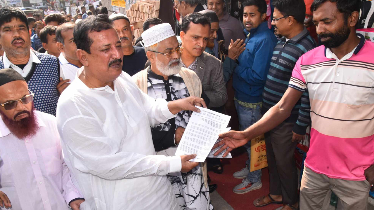 ভোট বর্জনের আহ্বান জানিয়ে প্রচারপত্র বিলি করেন মিজানুর রহমান মিনু। ছবি : কালবেলা