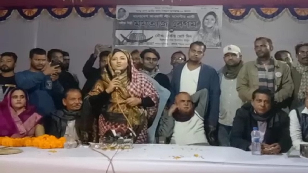 হরিরামপুরের মধ্য যাত্রাপুর গ্রামে নির্বাচনী জনসভায় বক্তব্য দিচ্ছেন নৌকা প্রতীকের প্রার্থী ও দেশবরেণ্য কণ্ঠশিল্পী মমতাজ বেগম। ছবি : কালবেলা