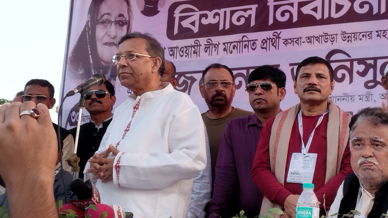 আখাউড়া উপজেলার মোগড়া ইউনিয়নের খলাপাড়া খেলার মাঠে নির্বাচনী জনসভায় প্রধান অতিথির বক্তব্য দিচ্ছেন আনিসুল হক। ছবি : কালবেলা