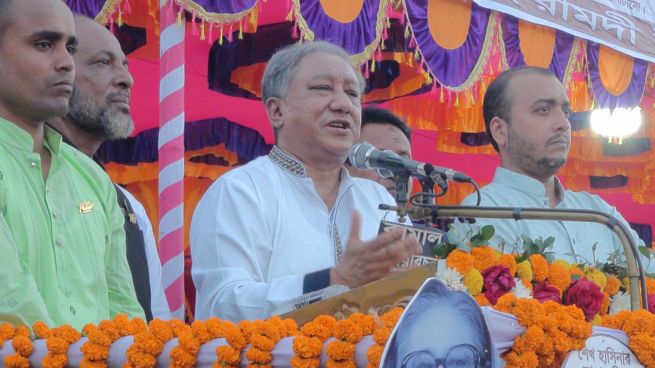 কিশোরগঞ্জে নির্বাচনী পথসভায় বক্তব্য দিচ্ছেন নাজমুল হাসান পাপন। ছবি : কালবেলা