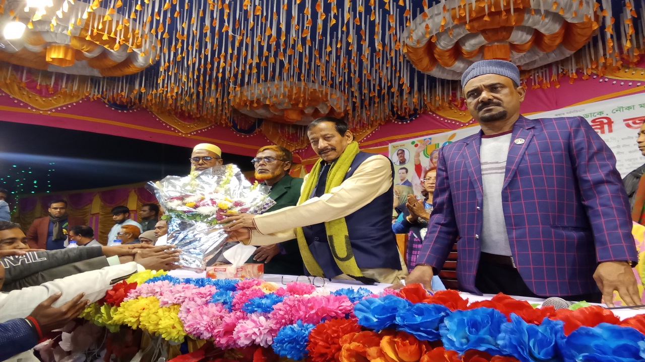 কালীগঞ্জ উপজেলায় চাপারহাট স্কুল অ্যান্ড কলেজ মাঠে নির্বাচনী জনসভায় নুরুজ্জামান আহমেদ। ছবি : কালবেলা