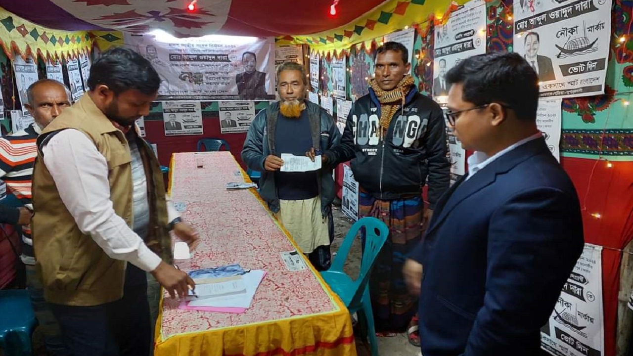 ভ্রাম্যমাণ আদালত পরিচালনা করে জরিমানা আদায় করা হয়। ছবি : কালবেলা