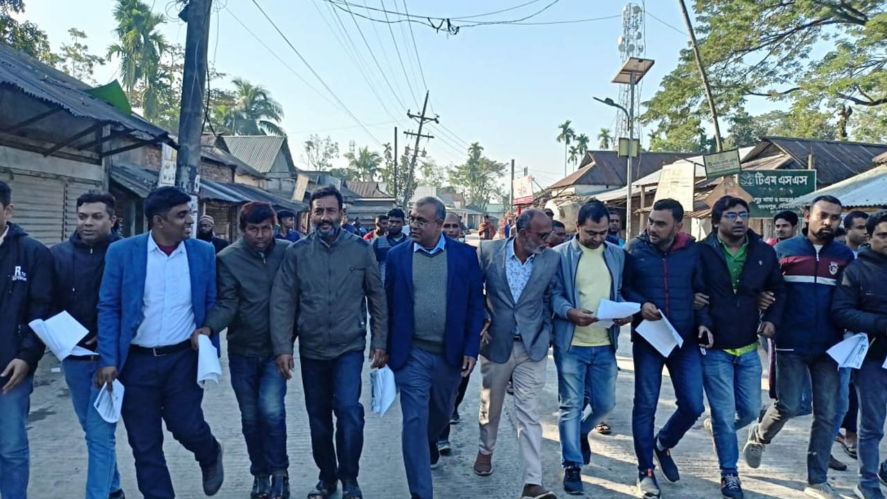 নেত্রকোনা জেলা বিএনপির লিফলেট বিতরণ। ছবি : কালবেলা