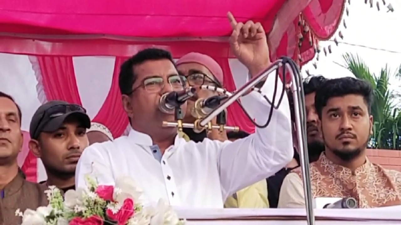 উঠান বৈঠকে বক্তব্য দিচ্ছেন মো. মহিউদ্দীন মহারাজ। ছবি : কালবেলা