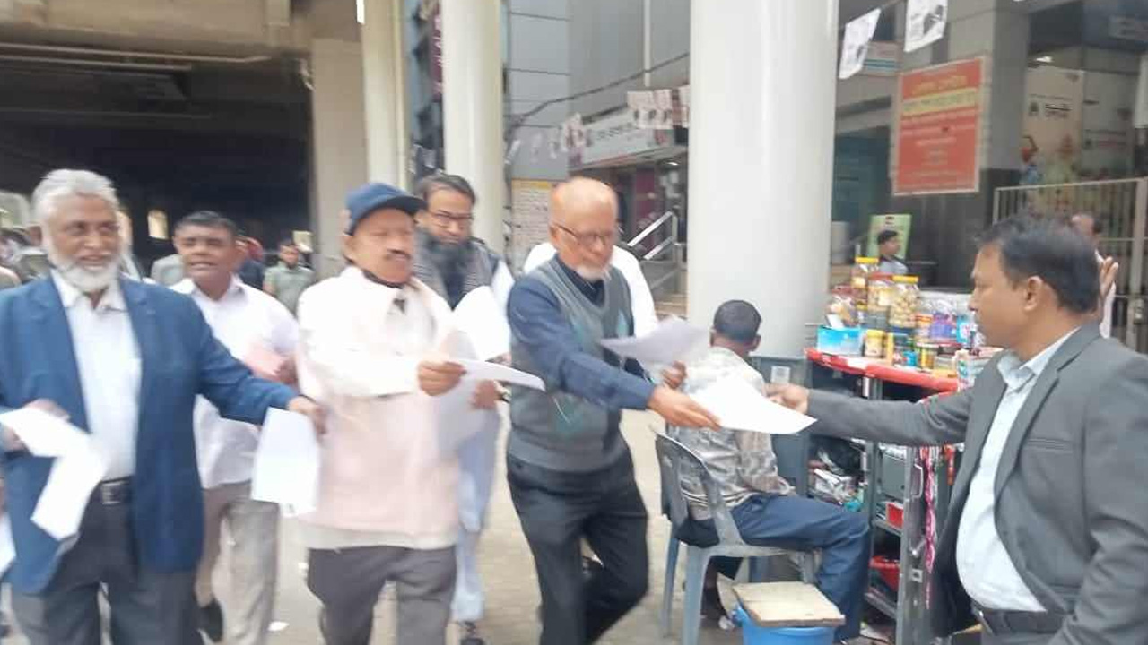 রাজধানীতে ভোট বর্জনে লিফলেট বিতরণ করেন জাতীয়তাবাদী তাঁতী দলের নেতারা। ছবি : কালবেলা