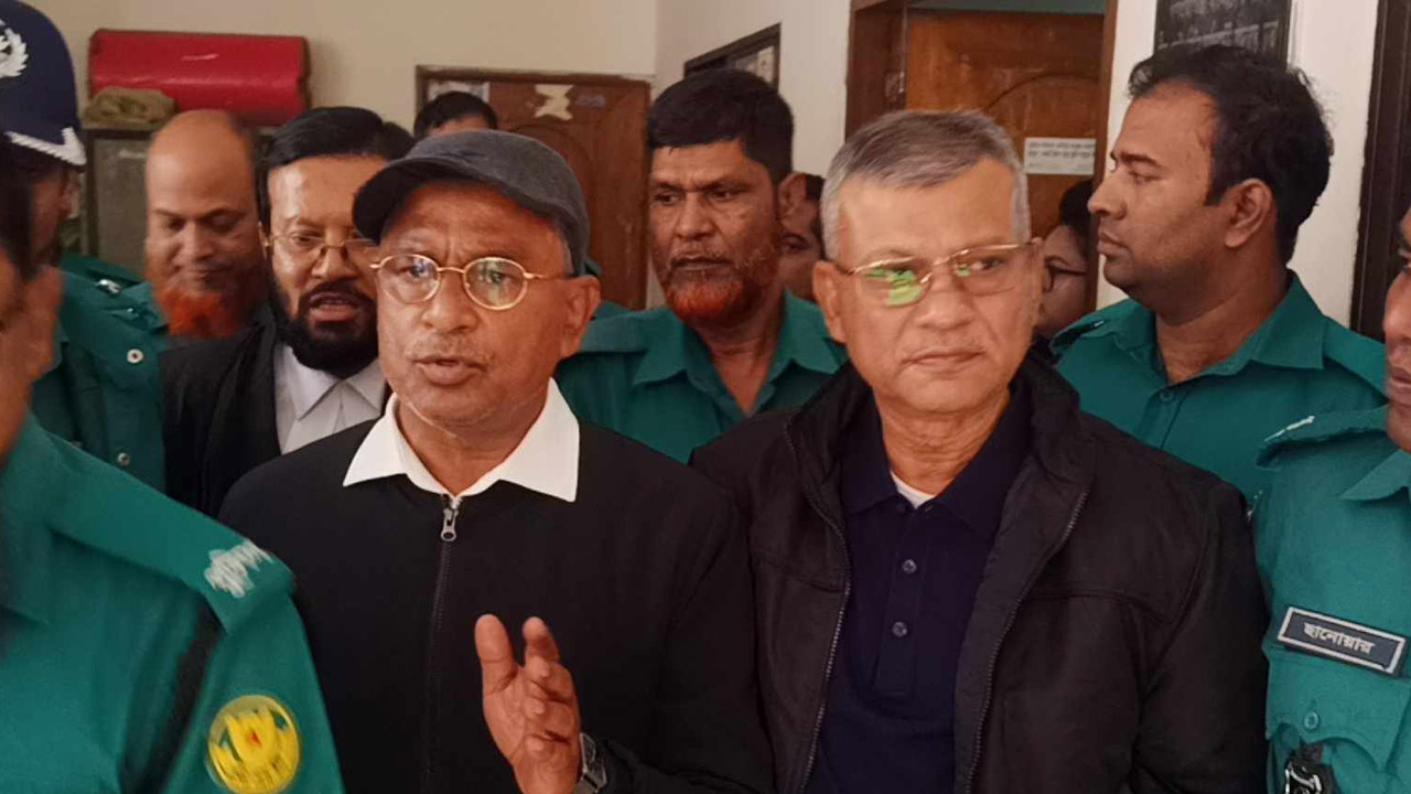 আদালতে মোয়াজ্জেম হোসেন আলাল ও সাইফুল ইসলাম নীরব। ছবি : কালবেলা