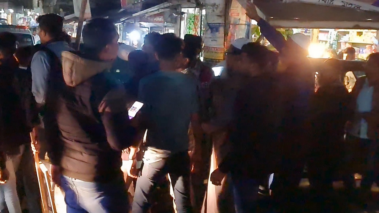 নোয়াখালী-১ আসনে ডাব প্রতীকের প্রার্থী আবু নাছের ওয়াহেদ ফারুকের নির্বাচনী গণসংযোগে হামলার ঘটনা ঘটেছে। ছবি : কালবেলা