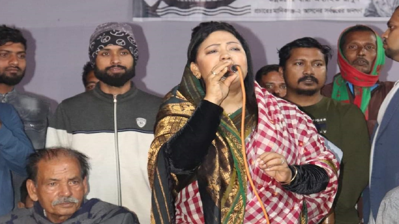 নির্বাচনী জনসভায় মানিকগঞ্জ-২ আসন থেকে আওয়ামী লীগ মনোনীত নৌকা প্রতীকের প্রার্থী কণ্ঠশিল্পী মমতাজ। ছবি : কালবেলা