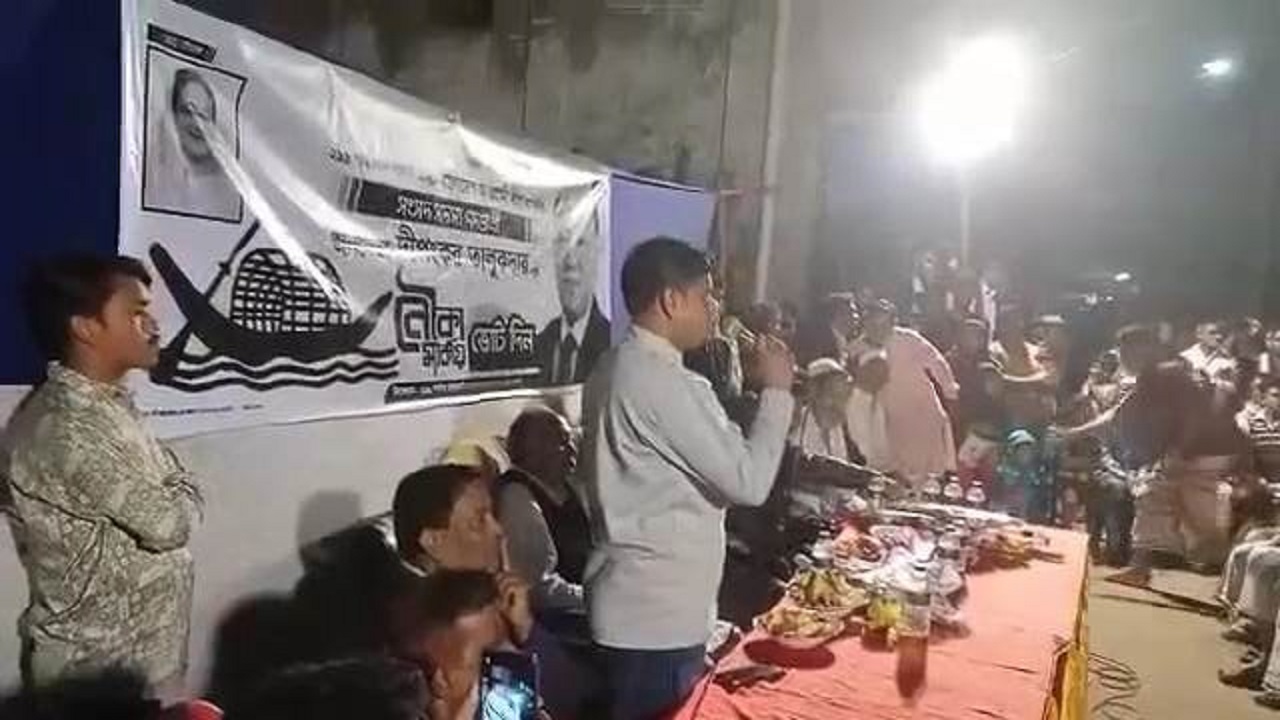নৌকা প্রতীকের জনসভায় বক্তব্য দিচ্ছেন রাঙামাটি পৌর বিএনপির যুগ্ম সাধারণ সম্পাদক মো. হেলাল উদ্দিন। ছবি : কালবেলা
