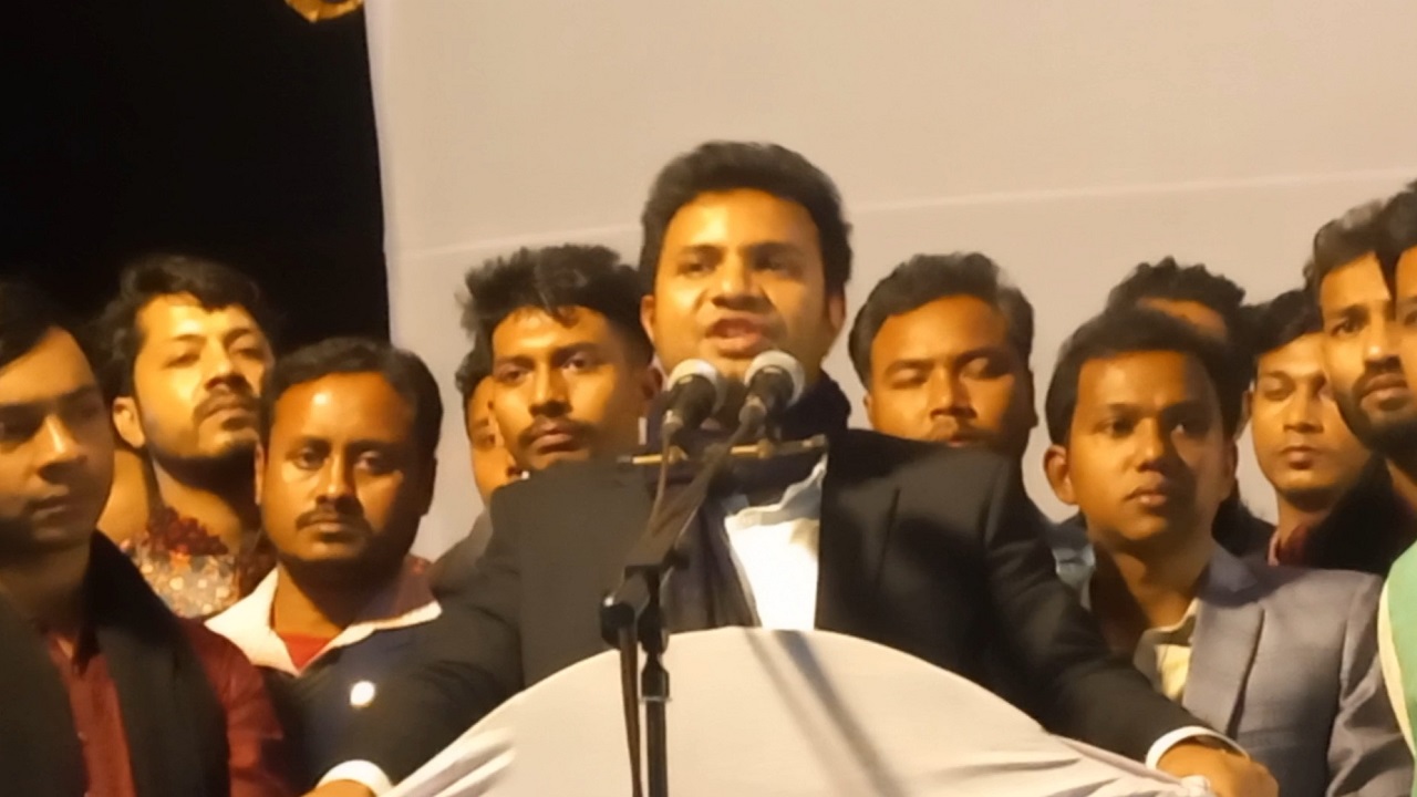 লালমনিরহাট সদর-৩ আসনে নৌকা মার্কার নির্বাচনী জনসভায় বক্তব্য দিচ্ছেন কেন্দ্রীয় ছাত্রলীগের সভাপতি সাদ্দাম হোসেন। ছবি : কালবেলা