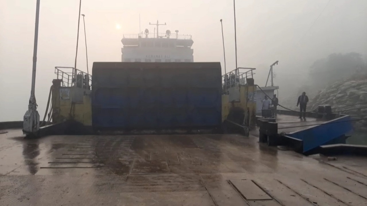 ঘন কুয়াশার কারণে দৌলতদিয়া-পাটুরিয়া নৌরুটে সাময়িকভাবে ফেরি চলাচল বন্ধ আছে। ছবি : কালবেলা 